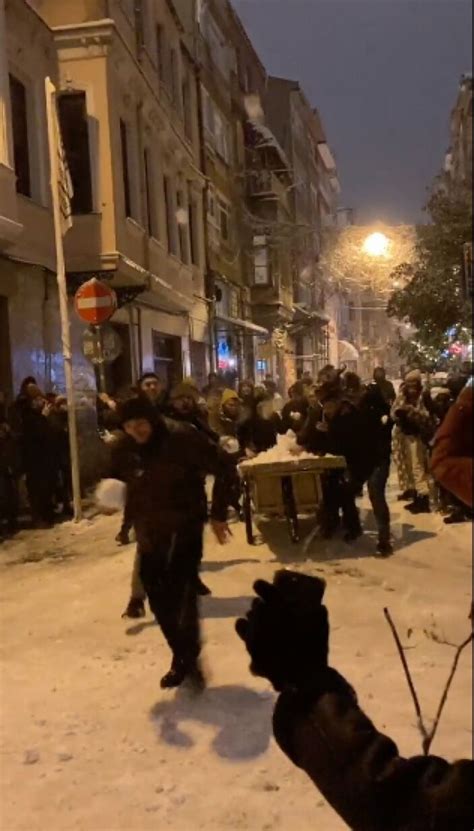 K­a­d­ı­k­ö­y­­d­e­ ­s­o­k­a­ğ­a­ ­d­ö­k­ü­l­e­n­ ­m­a­h­a­l­l­e­l­i­,­ ­k­a­r­ ­t­o­p­u­ ­s­a­v­a­ş­ı­ ­y­a­p­t­ı­